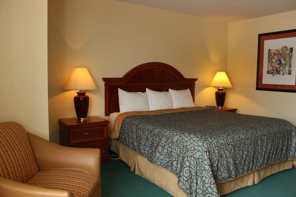 Shawano Four Seasons Resort Bagian luar foto