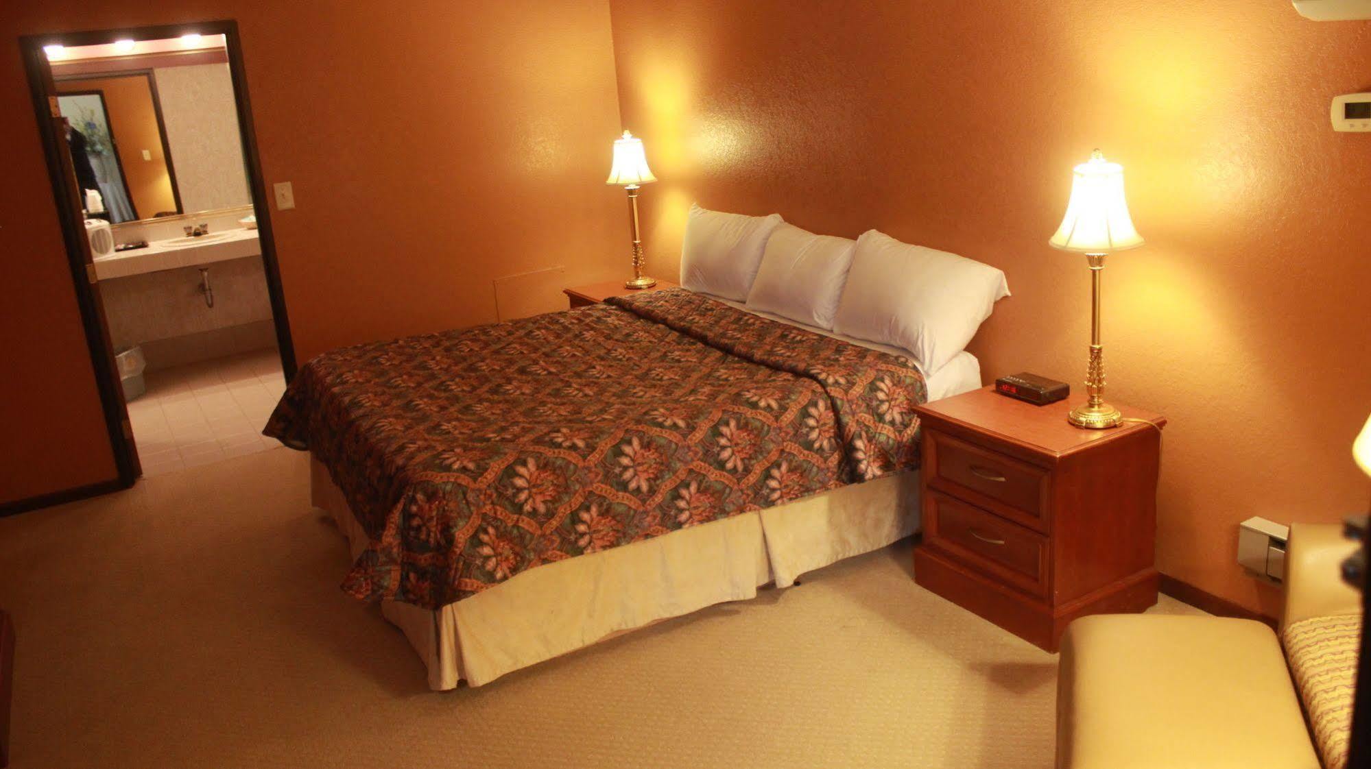 Shawano Four Seasons Resort Bagian luar foto