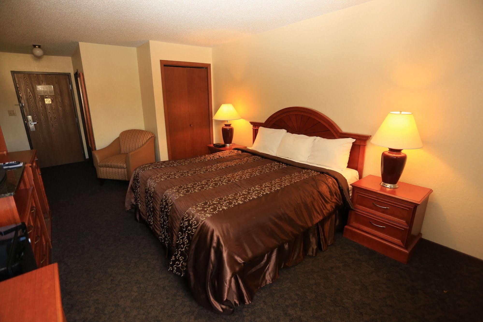 Shawano Four Seasons Resort Bagian luar foto